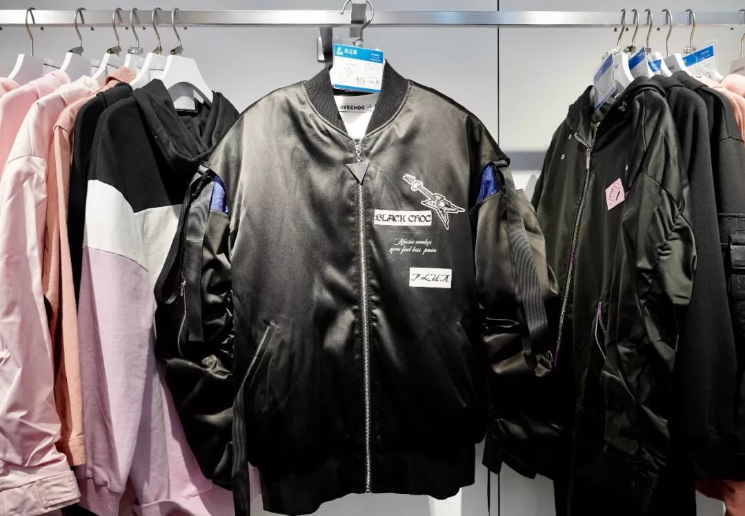 杭州小姐姐人称朋友圈里的“李佳琦”，6个群的闺蜜就等着她出最新剁手攻略