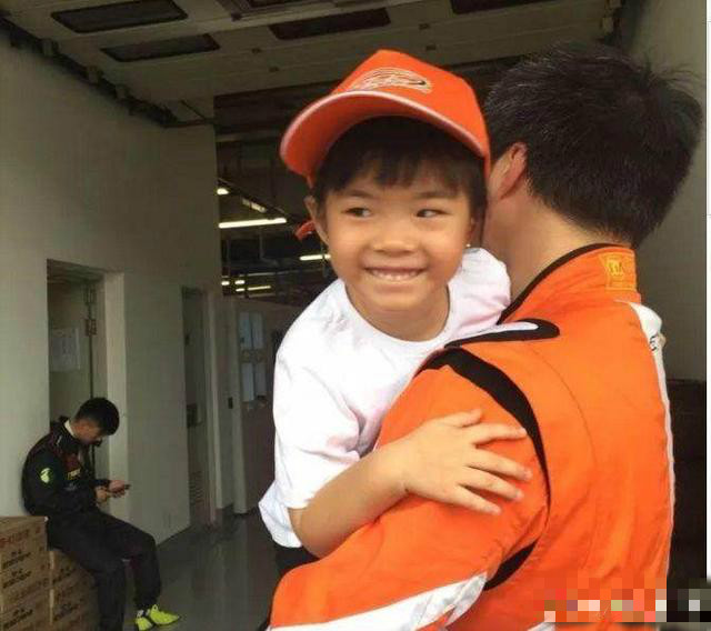 黄奕带女儿穿衣打扮,黄奕母女穿亲子装照相