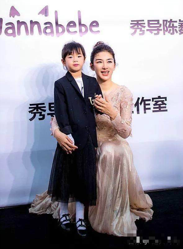 黄奕带女儿穿衣打扮,黄奕母女穿亲子装照相