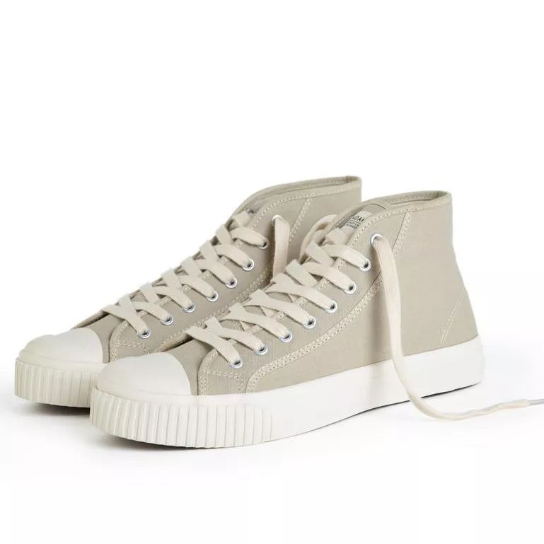 别装了，你的鞋已经出卖了你