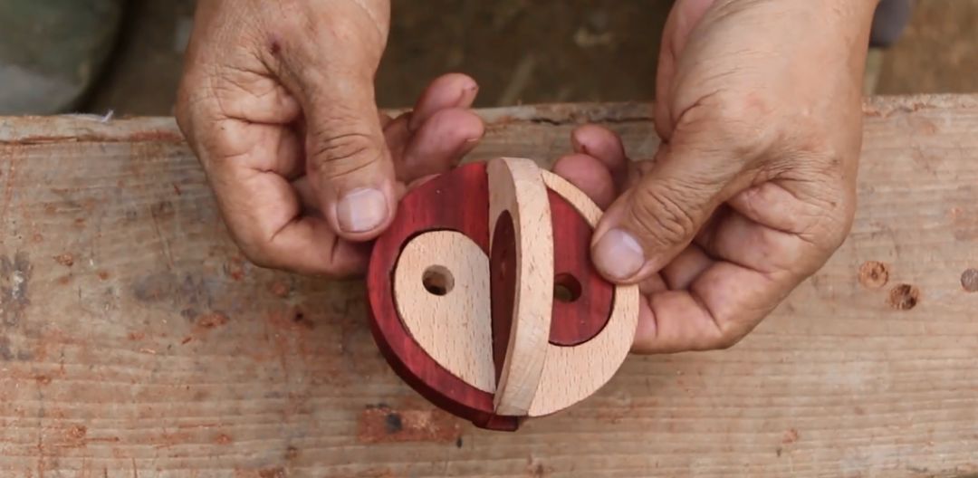 真·鲁班再世！61岁中国大爷造出2500年前鲁班凳，惊艳1000万外国网友：这还是我认识的中国功夫吗？