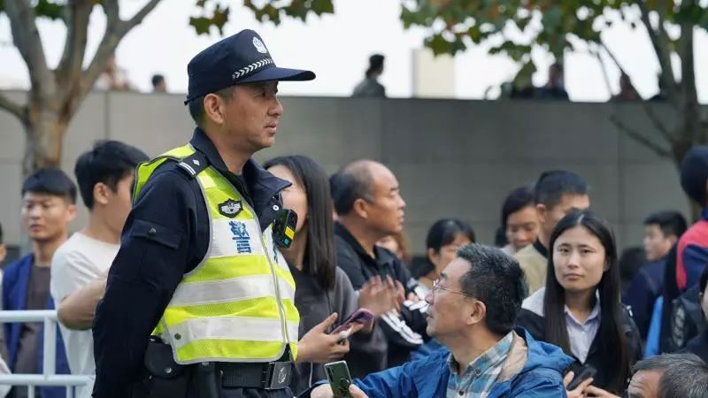 【身边的马天民】“外滩指路人”黄俊带你观赏进博会别样的“警”色