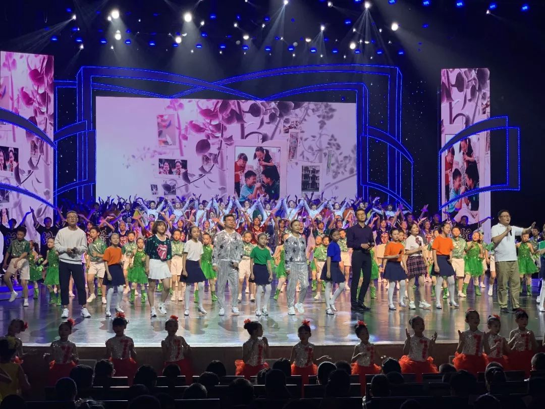 今天，这所学校的生日会惊艳全场