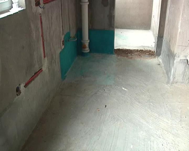 市民买的新房却漏水到楼下这损失到底该由谁来赔？