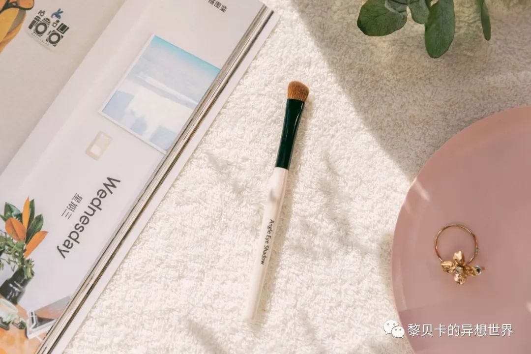 买了很多眼影却还是不会画,买了好多化妆品