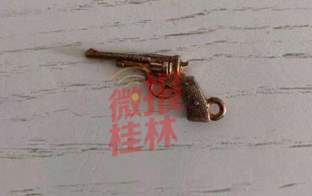 一个小孩吃零食吃出一把枪,广西3岁男孩吃辣条