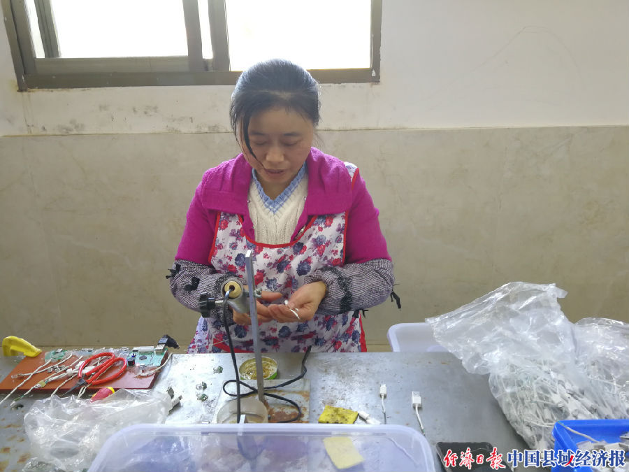 四川仪陇险岩村：开在深山里的扶贫车间
