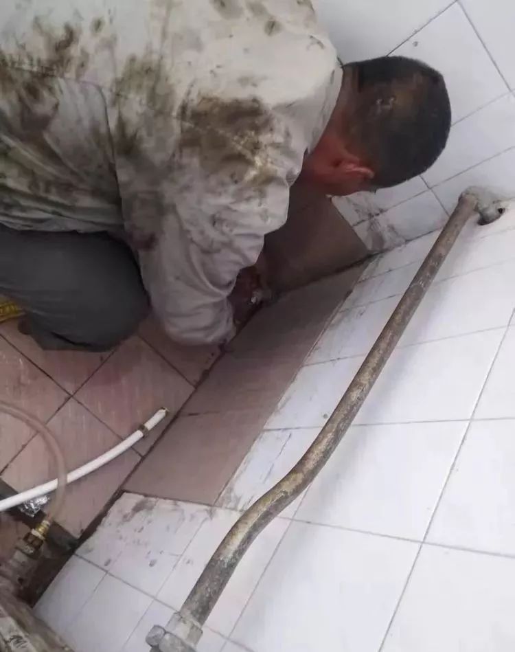 你的家里温暖如春，你可知这个城市有一群暖男在为你抵御寒冬