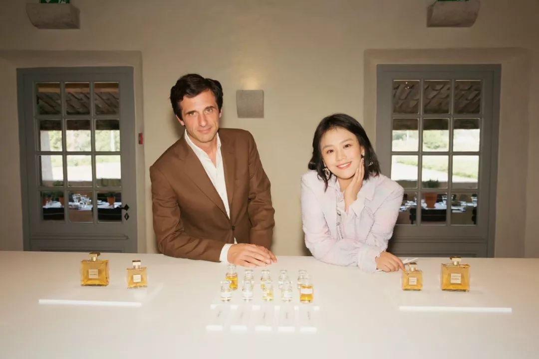 香奈儿发布会各路明星都来捧场,香奈儿回应包15分钟原视频