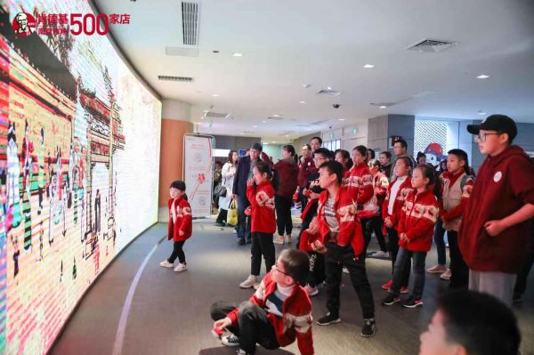 感恩节小候鸟温暖南京行肯德基组织“爱的321”志愿活动让留守儿童不孤单