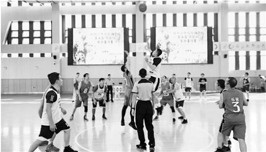 这样“拼爹”:小学组织爸爸篮球赛,球衣上印着“某某他爹”