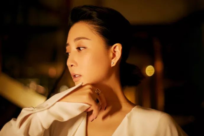 低胸≠暴露!或许你与性感女神只差一件V领的距离