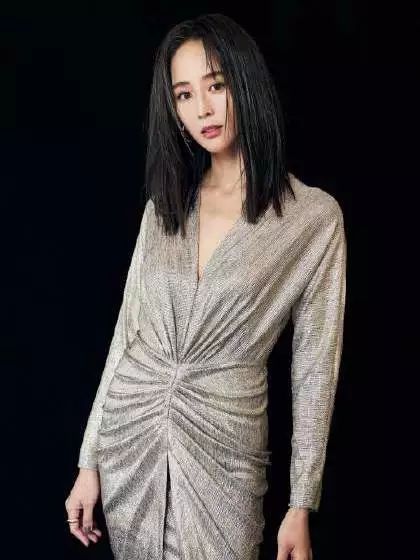 低胸≠暴露!或许你与性感女神只差一件V领的距离