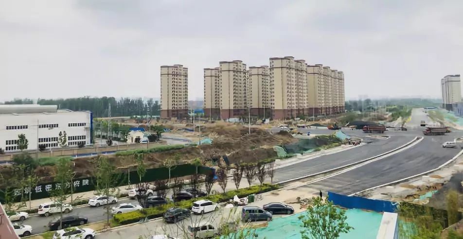 一路之隔北龙湖，谁是城市新主角？