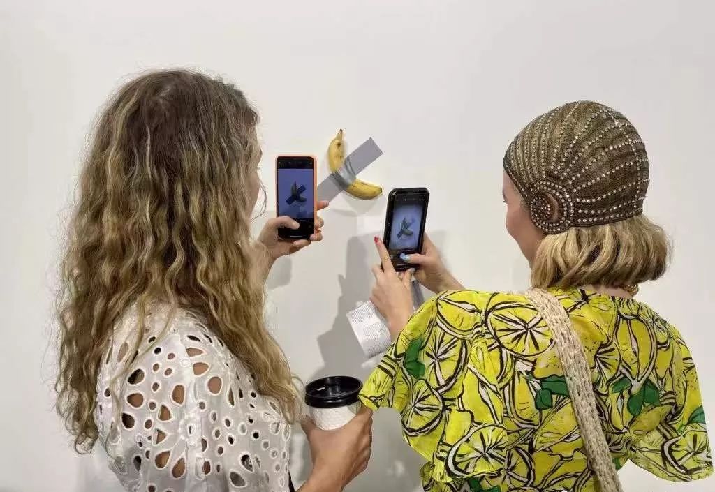 艺术大神卡特兰仅用一根香蕉就废掉了迈阿密巴塞尔200多家画廊！可是突然被另一个艺术家当场吃掉了