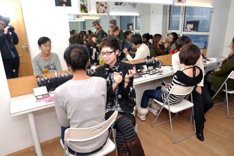 学生化妆品的前景,化妆品市场前景