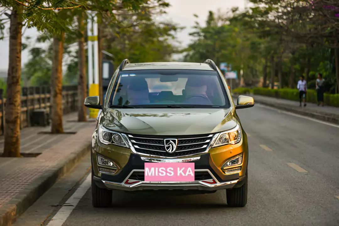 严重老化开裂,雨刮还不换?只会加玻璃水的7年老司机终于迎来换雨刮首秀!宝骏560女车主“*力暴**”安装的新雨刮,靠谱吗?