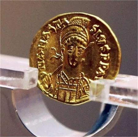 女人买珠宝是最聪明的,25岁女生买珠宝买什么