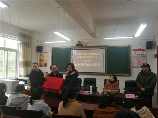 民盟“烛光行动”送教下乡暨爱心捐赠活动在观化乡中心学校顺利开展