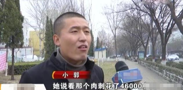 女子脚上拔出黑刺,女子脚底被一根刺扎伤了