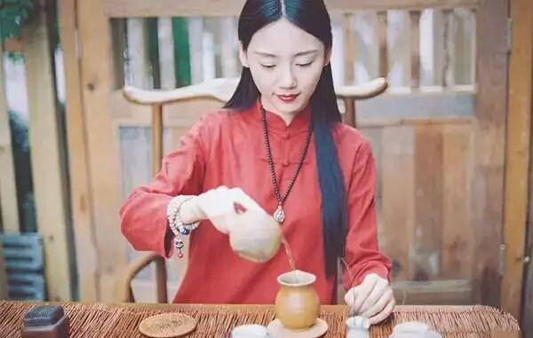 泡绿茶先放茶叶还是先倒水,绿茶冲泡是先放茶叶还是先倒水