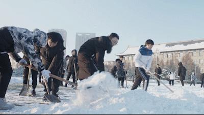 哈尔滨一高校操场惊现双航母,朋友圈刷屏清华大学