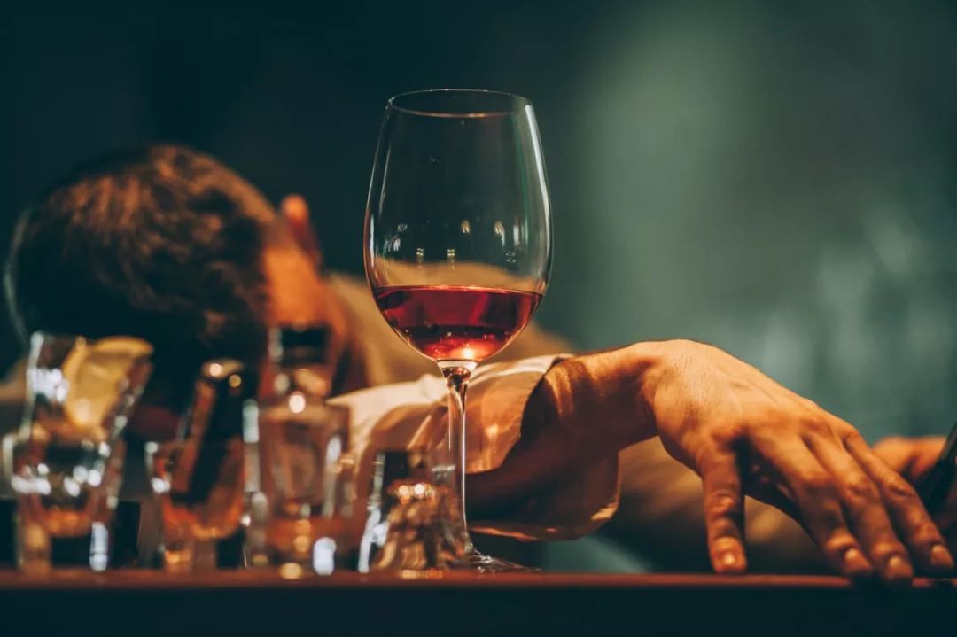 喝酒脸红容易老年痴呆,喝酒脸红的人应避免酒精