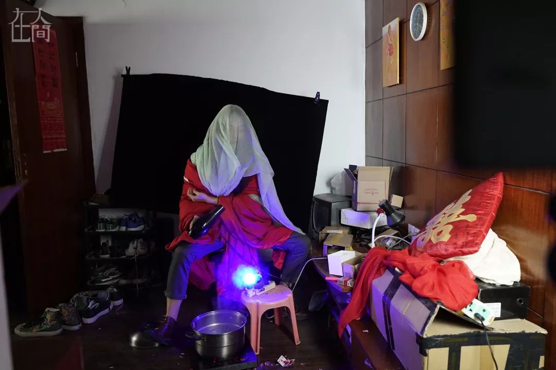 西安农村小伙模仿刘雯走红,农村小伙走秀走红