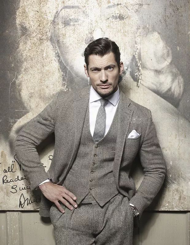 每次坐下牛仔裙后面都出现褶皱,坐下时衬衫扣子翘起