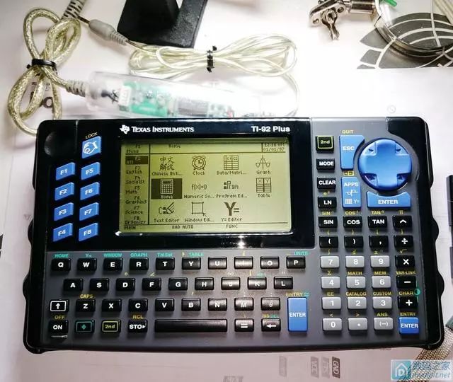 古董级德州仪器图形计算器拆解：竟然还能超频