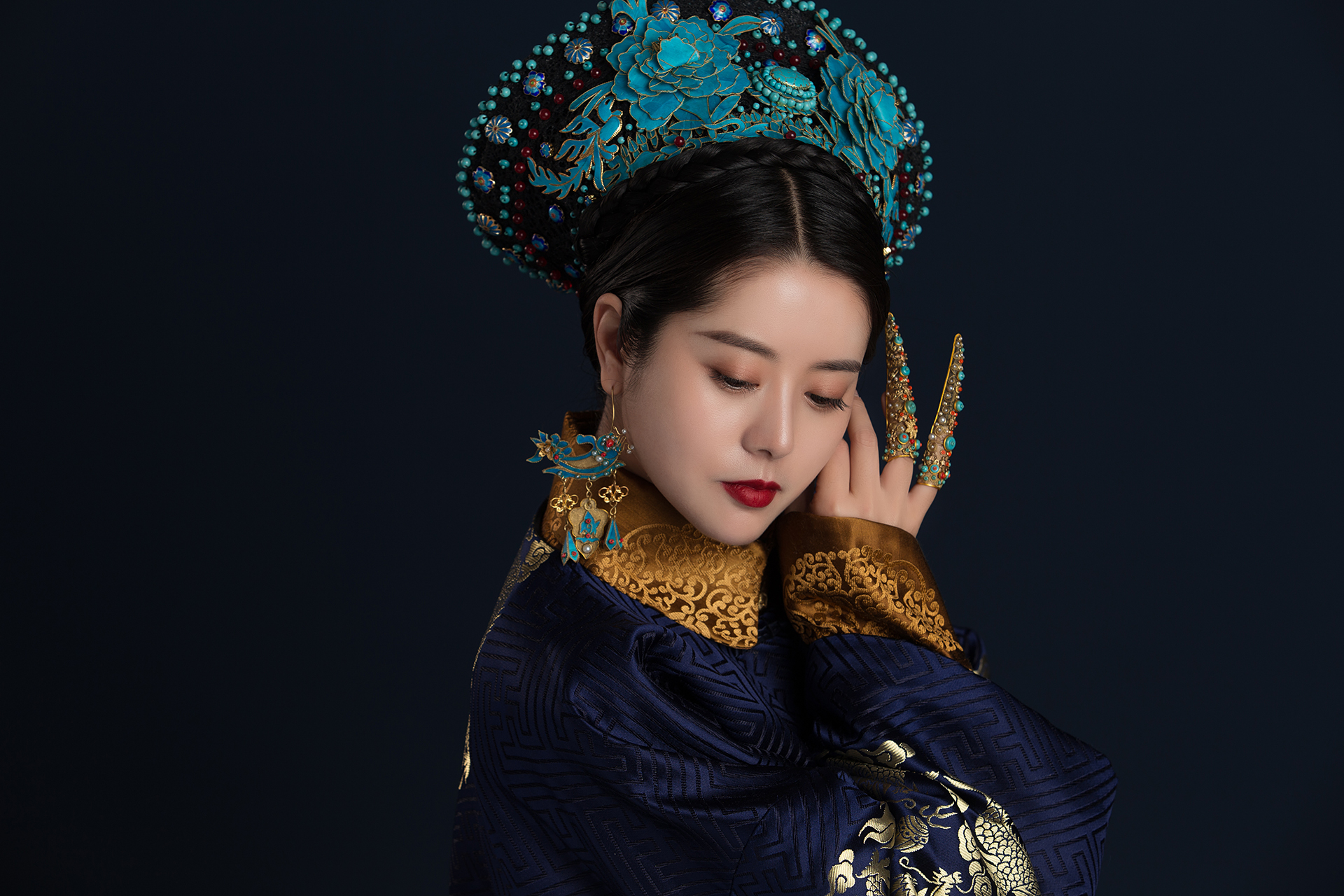 用易拉罐做凤冠的女孩,易拉罐还原凤冠