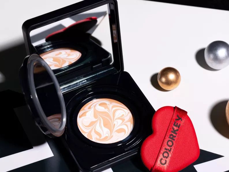 卡粉起皮用面霜还是乳液,卡粉起皮救星底妆难题解决