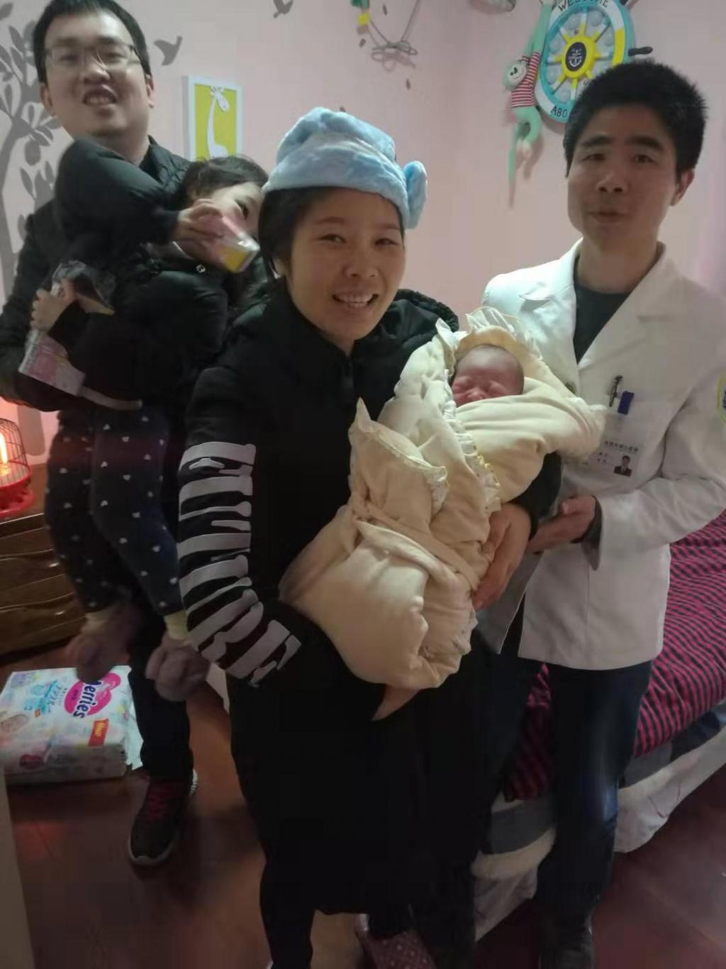 二胎孕妇车内产子医护紧急抢救,孕妇高铁站突然产子两医生主动救