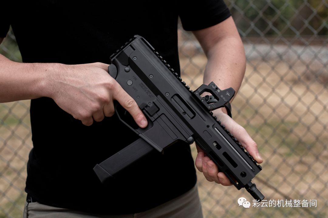 滚柱延迟闭锁的枪 (m4卡宾枪)