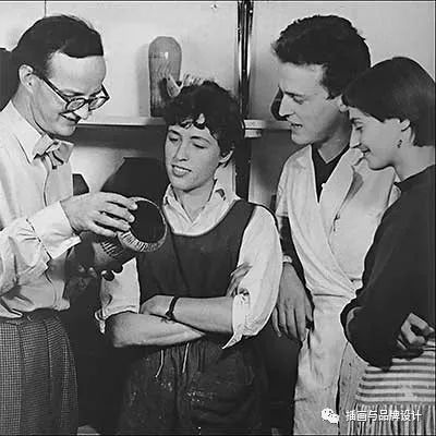 88岁老奶奶“玩泥巴”60年,成为MUJI的常驻陶艺家,她做的陶瓷是全瑞典最可爱的