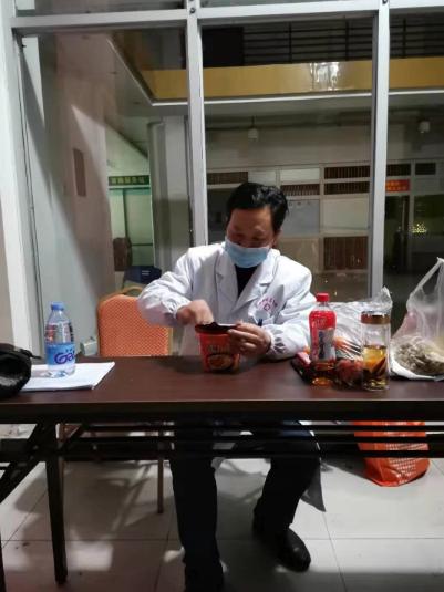 沉痛哀悼光荣牺牲的医护人员,痛悼抗疫牺牲医务者