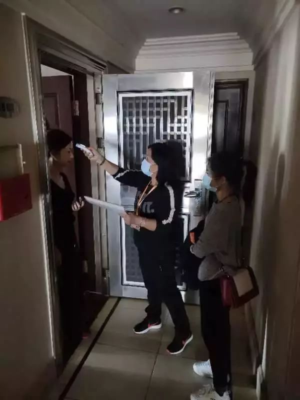 志愿者入户帮残疾人打扫服务活动,跑腿工作地推