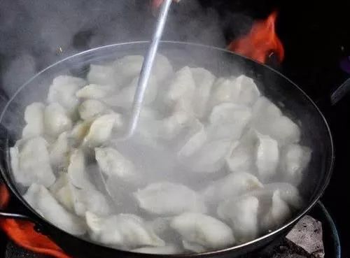 饺子是蒸煮好吃还是煮好吃呢,饺子是熟的煎还是生的煎