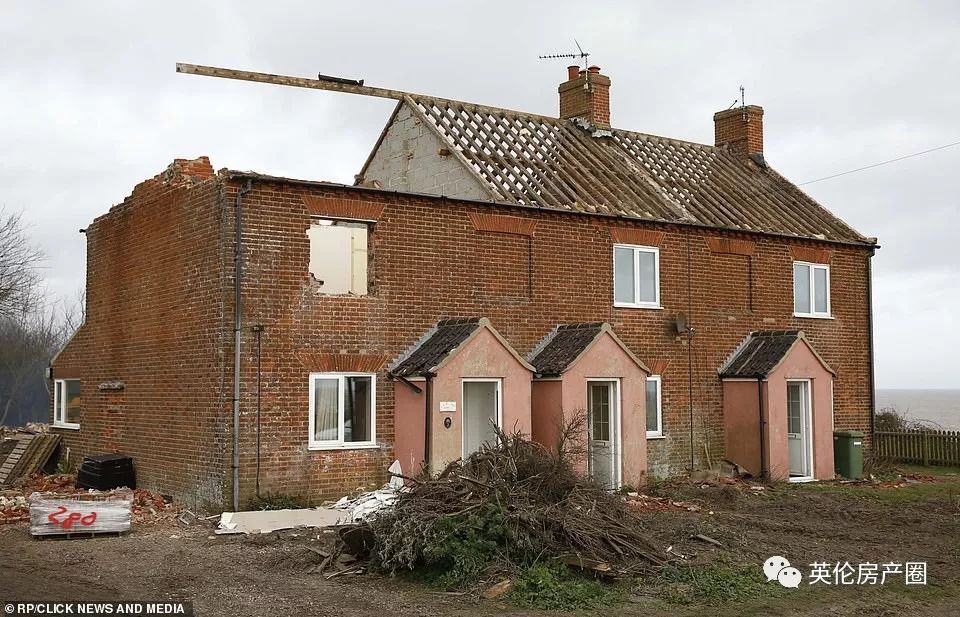 原本是面朝大海最美的崖边别墅,现在却要被大海吞没...英国这岛是越来越小了...