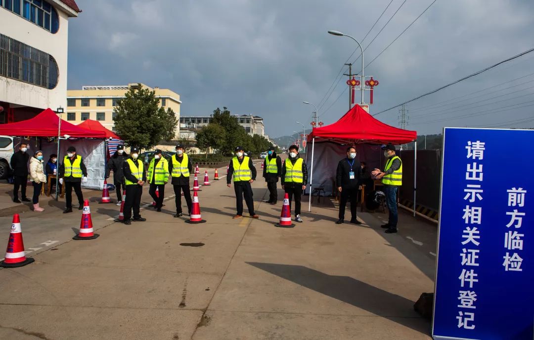 抗击疫情记者对警察的采访,媒体直击海曙青林湾西区防疫现场