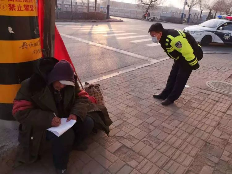 伊州区公安民警救助老人,巡特警大队救助晕倒老人