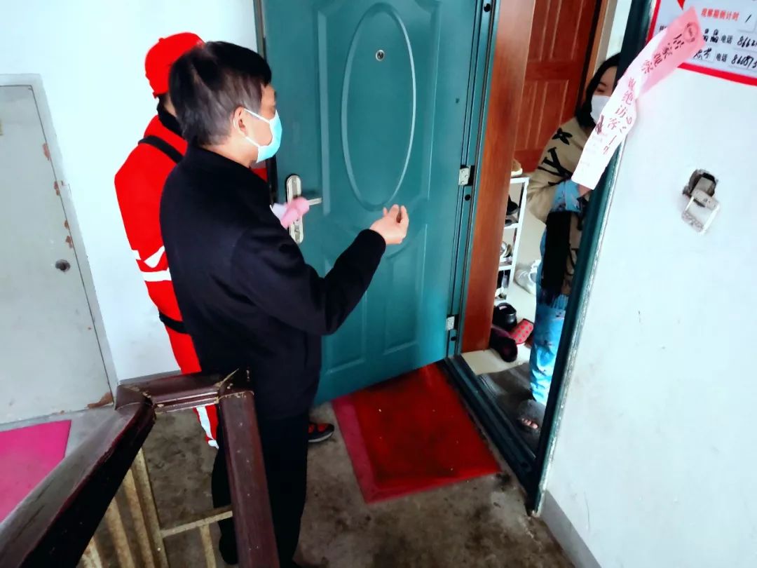 申港街道横塘村返澄人员排查服务隔“疫”不隔心