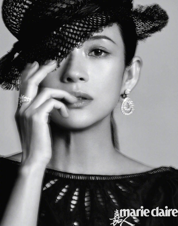 章子怡近照孕肚比钻戒抢镜,章子怡挺大肚孕晚期照