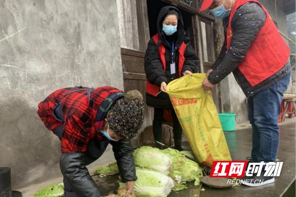 志愿者坚守防疫工作12小时,志愿者为防疫一线工作人员加油