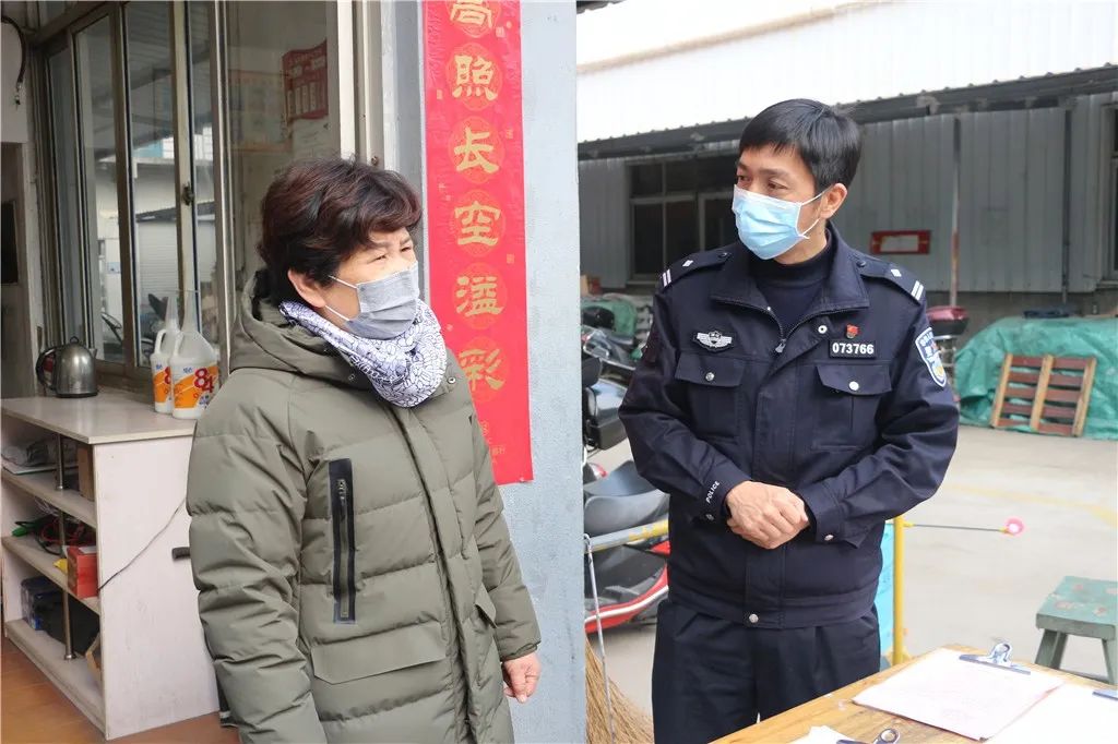 抗疫英雄解放军战士,抗击疫情一线民警坚守岗位