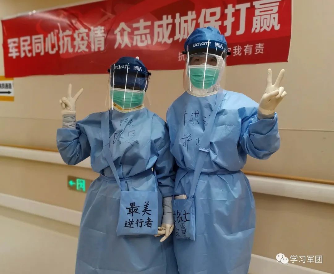 抗疫一线的白衣感动瞬间,武汉疫情防护服上写精忠报国
