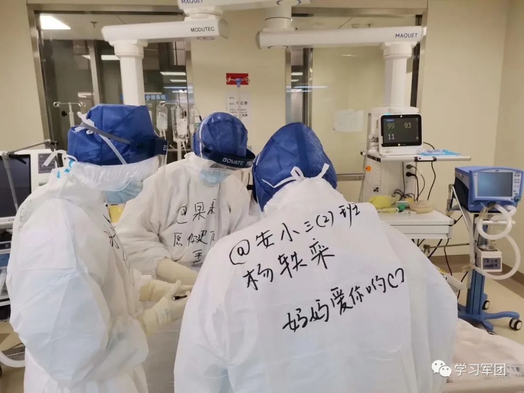 抗疫一线的白衣感动瞬间,武汉疫情防护服上写精忠报国