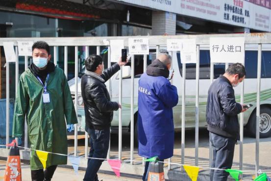 洞泾镇一线战“疫”(0302)——近600家商铺3天内“扎堆”复活!大体量九洲世贸综合批发市场如何做好疫情防控?