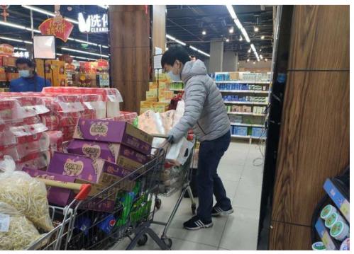 北京公务员返程受阻湖北京山就地抗疫客串代购员