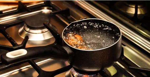 儿童开水烫伤急救处理,被开水烫伤怎么办最快最有效